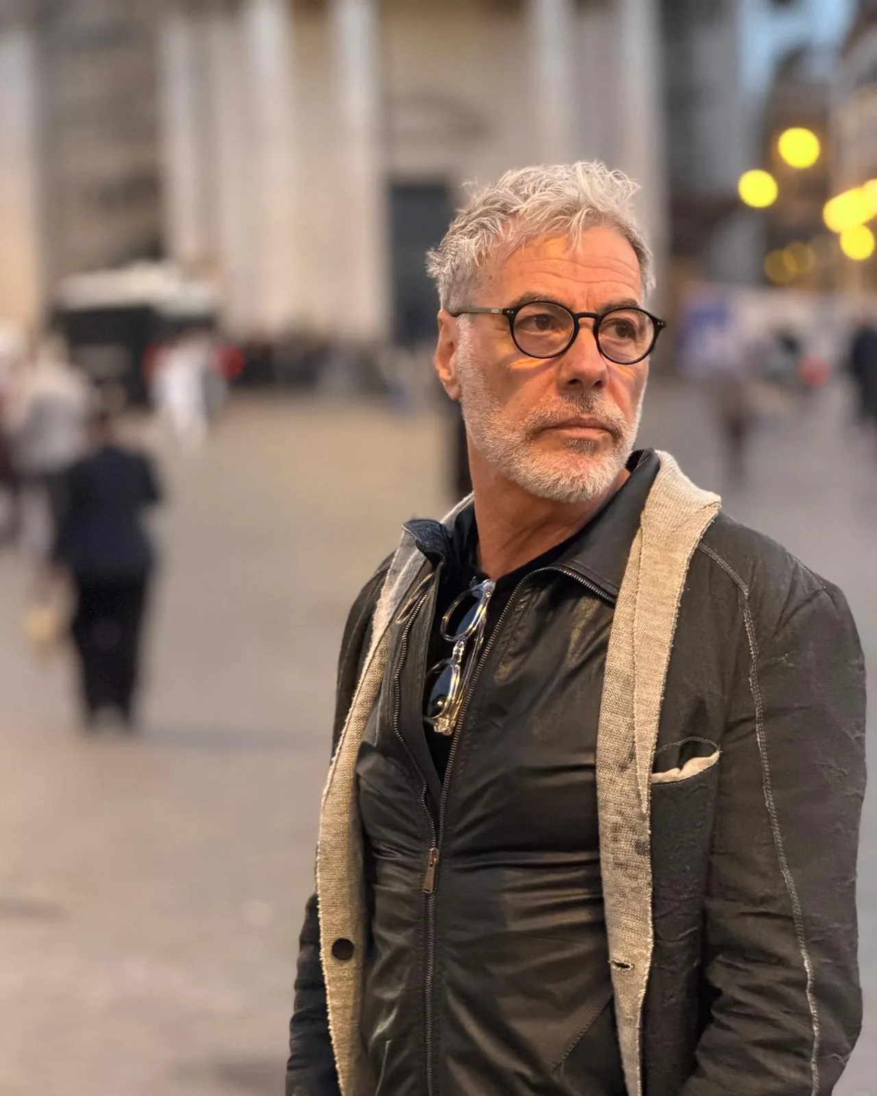 Ritratto di Andrea Fabbri, con gli occhiali, in una piazza