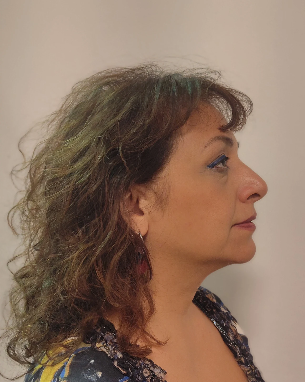 Ritratto di Maryam Amirfarshi, di profilo