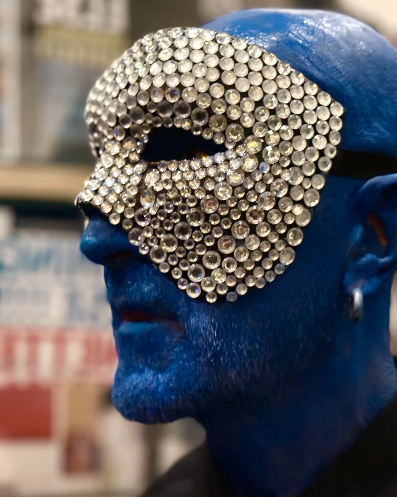 Ritratto di NIHIL di profilo, con il volto blu e la maschera di cristalli